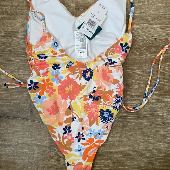 One piece Roxy bathing suit - Picture 11 of 11